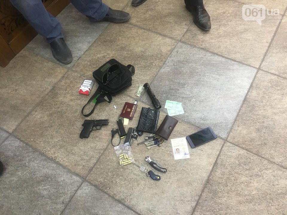 В Запорожье неизвестный бросил шумовую петарду во время акции за права ЛГБТ - 125435 В Запорожье неизвестный бросил шумовую петарду во время акции за права ЛГБТ - фото 125435