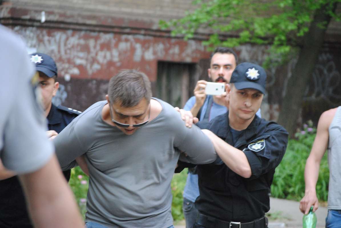 В Запорожье неизвестный бросил шумовую петарду во время акции за права ЛГБТ - 125438 В Запорожье неизвестный бросил шумовую петарду во время акции за права ЛГБТ - фото 125438