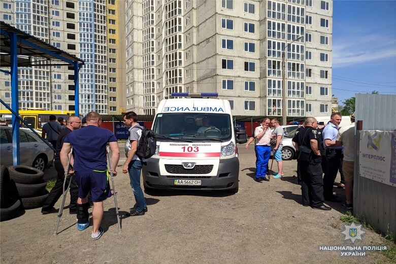 На одной из стоянок Киева кавказцы ранили сотрудника СБУ - 123001 На одной из стоянок Киева кавказцы ранили сотрудника СБУ - фото 123001