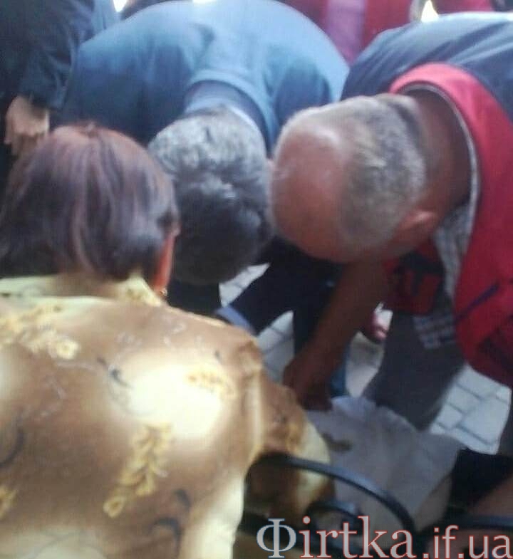 В Ивано-Франковской области школьник упал в обморок во время речи Порошенко - 128156 В Ивано-Франковской области школьник упал в обморок во время речи Порошенко - фото 128156