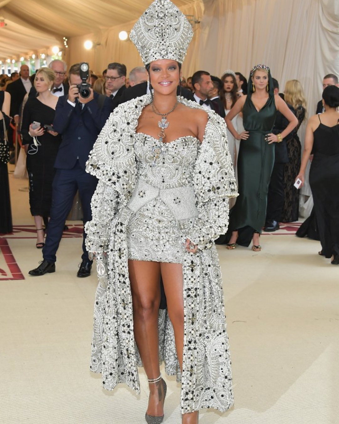 Met Gala-2018: лучшие наряды от известных личностей - 123784 Met Gala-2018: лучшие наряды от известных личностей - фото 123784