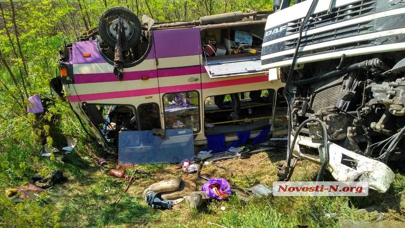Под Николаевом столкнулись бусик ВСУ, грузовик и рейсовый автобус - 123031 Под Николаевом столкнулись бусик ВСУ, грузовик и рейсовый автобус - фото 123031