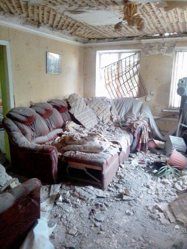 Боевики обстреляли жилые дома Троицкого, погибли взрослый и ребенок (ФОТО) - 125725 Боевики обстреляли жилые дома Троицкого, погибли взрослый и ребенок (ФОТО) - фото 125725