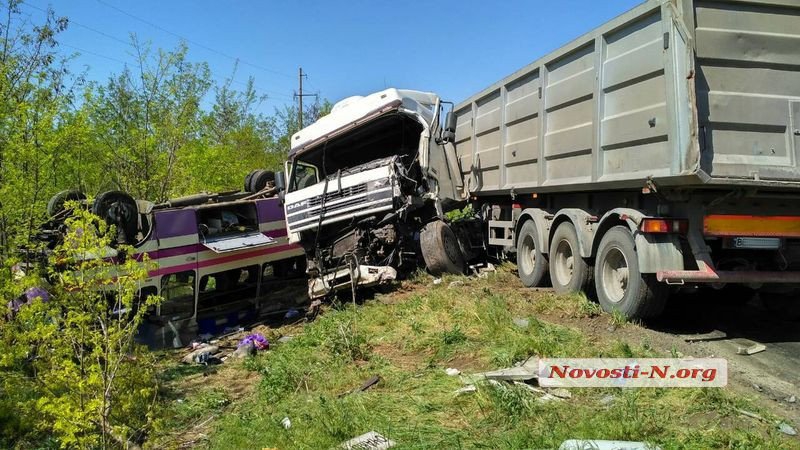 Под Николаевом столкнулись бусик ВСУ, грузовик и рейсовый автобус - 123029 Под Николаевом столкнулись бусик ВСУ, грузовик и рейсовый автобус - фото 123029