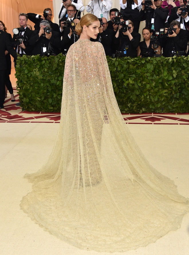 Met Gala-2018: лучшие наряды от известных личностей - 123787 Met Gala-2018: лучшие наряды от известных личностей - фото 123787