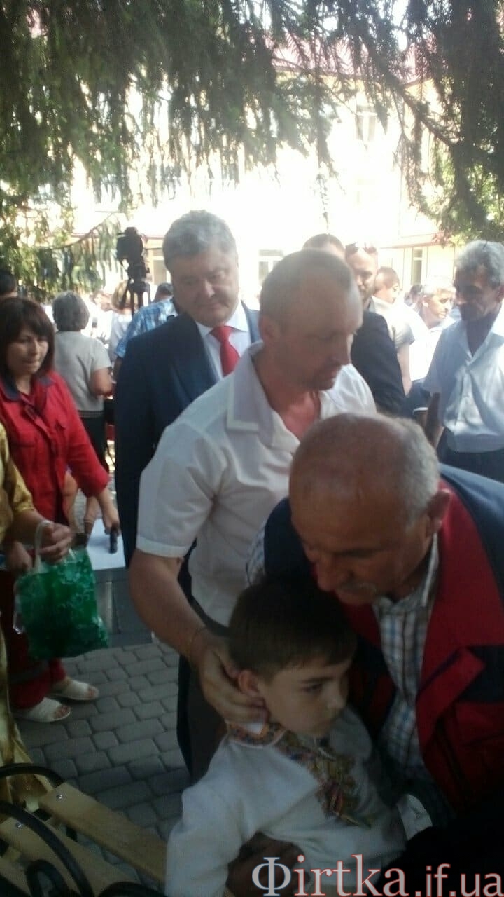В Ивано-Франковской области школьник упал в обморок во время речи Порошенко - 128154 В Ивано-Франковской области школьник упал в обморок во время речи Порошенко - фото 128154