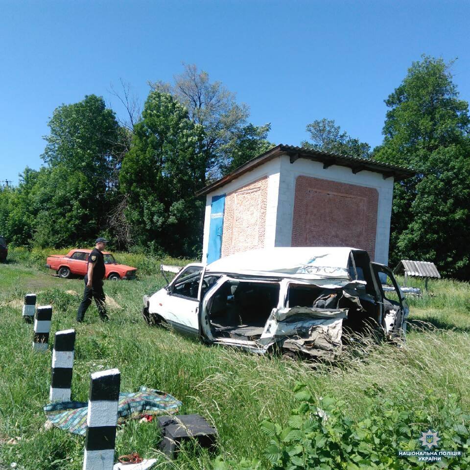В Одесской области бус попал под поезд, один погибший, пострадали дети - 127630 В Одесской области бус попал под поезд, один погибший, пострадали дети - фото 127630