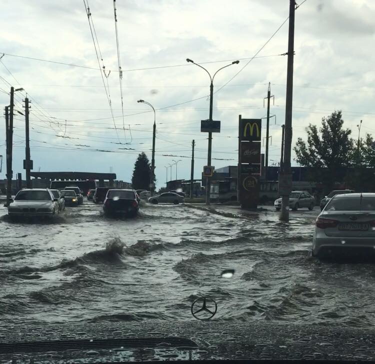 Херсон затопило после сильного дождя (фото) - 126244 Херсон затопило после сильного дождя (фото) - фото 126244