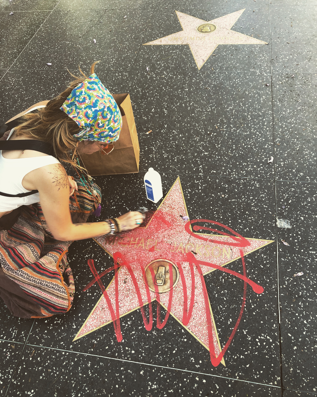 Пэрис Джексон отмыла заляпанную краской звезду отца на Алее Славы в Голливуде - фото 130714