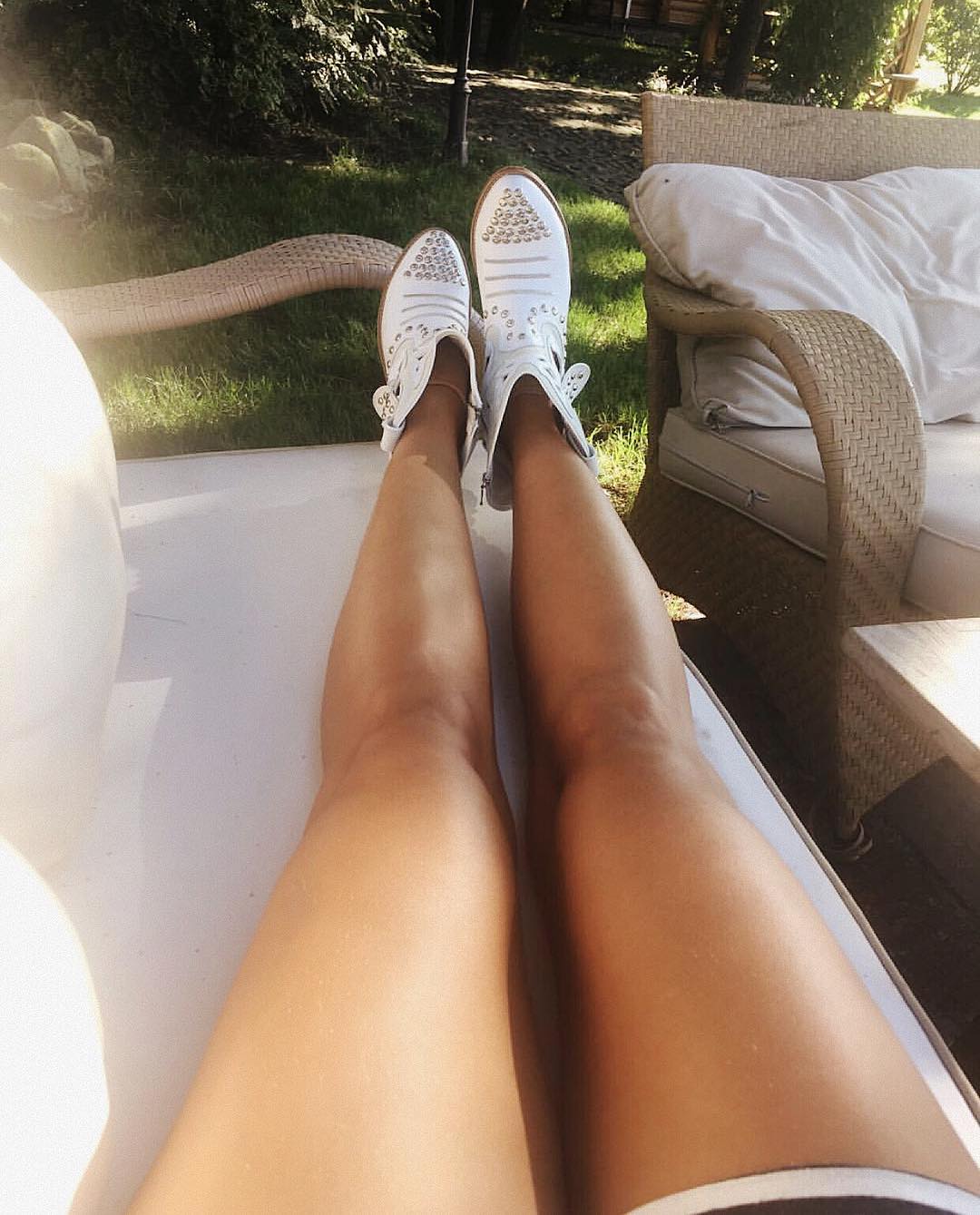 Ноги Оли Поляковой получили страницу в Instagram - фото 132724