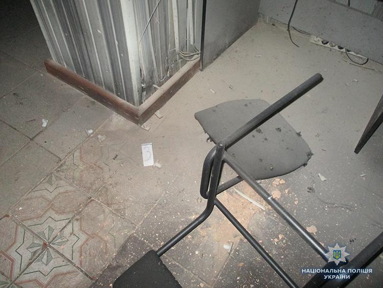 В Запорожской области здание лотереи взорвали гранатой - фото 134571
