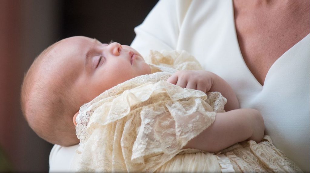 Принц Уильям и Кейт Миддлтон крестили своего младшего сына принца Луи - фото 135017