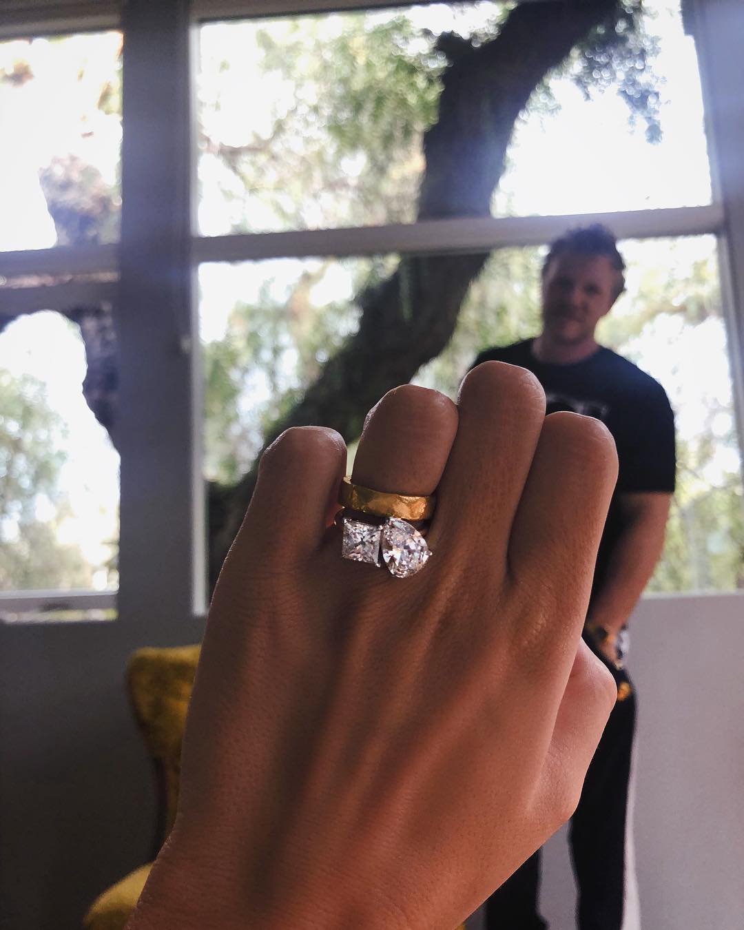 Спустя полгода после свадьбы муж Эмили Ратажковски подарил ей кольцо - фото 135523
