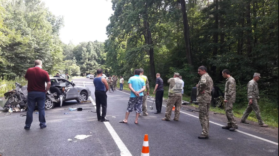 Украинские военные попали в смертельное ДТП под Львовом - фото 135744