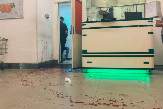 В киевском ТЦ женщина порезала себе вены, шантажируя охрану гипермаркета (фото, видео) - фото 136960