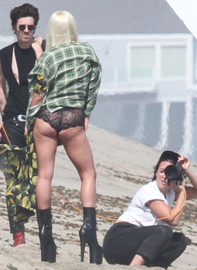 Леди Гага публично засветила грудь на пляже - фото 138729