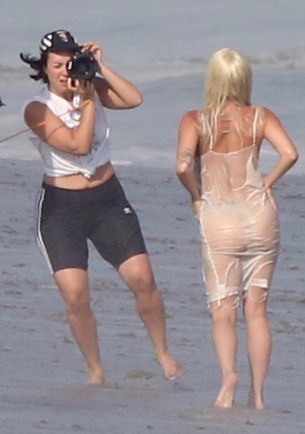 Леди Гага публично засветила грудь на пляже - фото 138732