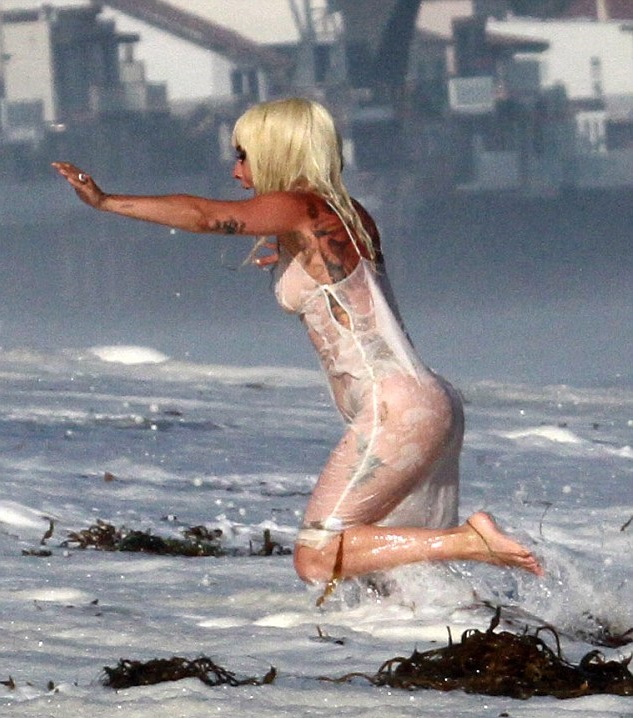 Леди Гага публично засветила грудь на пляже - фото 138733