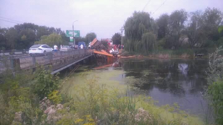 В Хмельницкой области грузовик слетел с моста в реку, есть пострадавшие - фото 139640