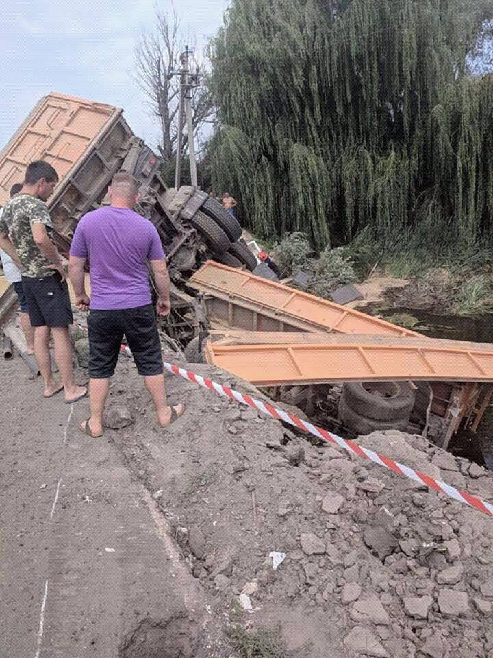 В Хмельницкой области грузовик слетел с моста в реку, есть пострадавшие - фото 139641