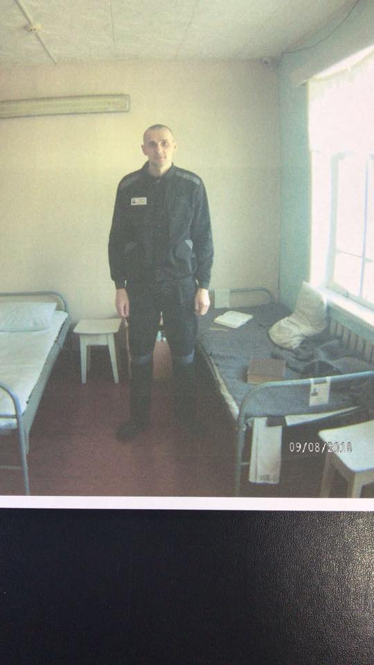 Террористы прислали фотографии Сенцова из колонии (ФОТО) - фото 140502