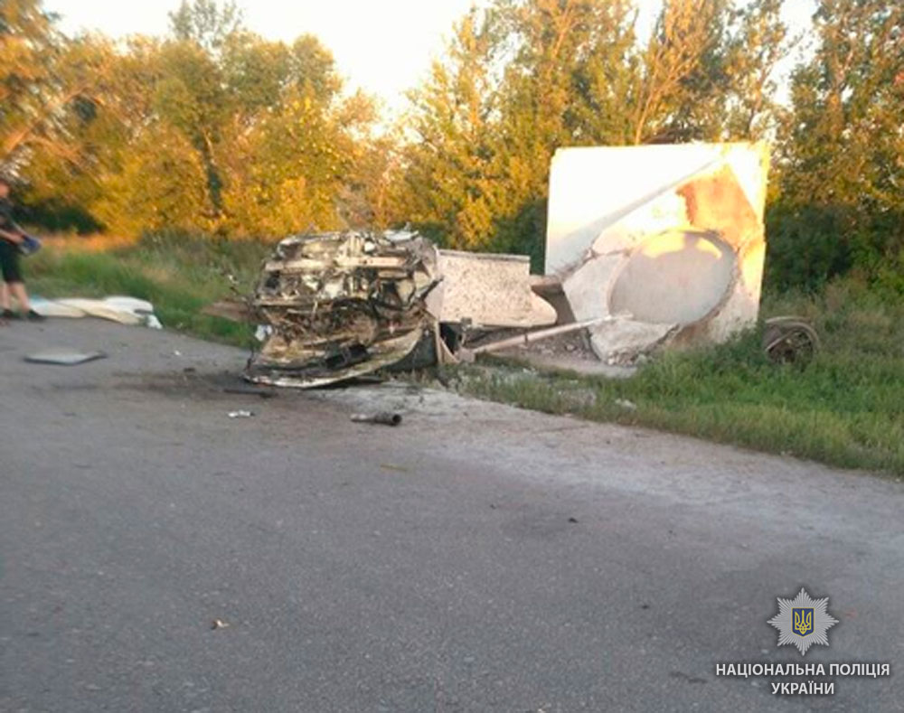 В Полтавской области водитель на Mercedes снес автобусную остановку - фото 140637