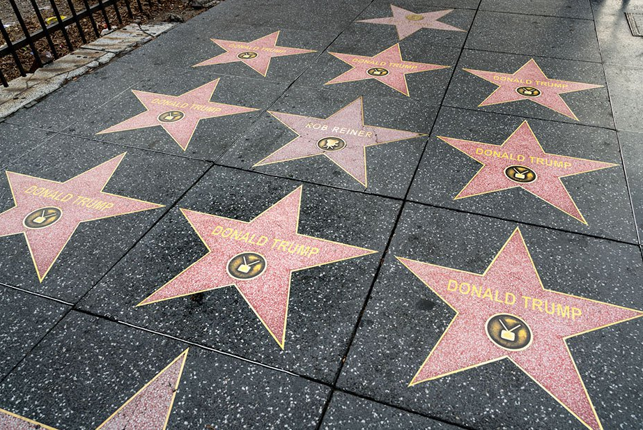 На Аллее славы в Голливуде появилось около 50 звезд в поддержку Трампа - фото 140655