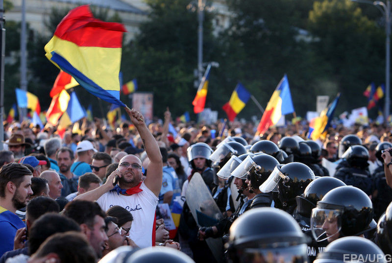 В столице Румынии полиция разогнала антиправительственный митинг - более 400 пострадавших - фото 140856