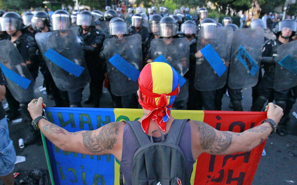 В столице Румынии полиция разогнала антиправительственный митинг - более 400 пострадавших - фото 140857