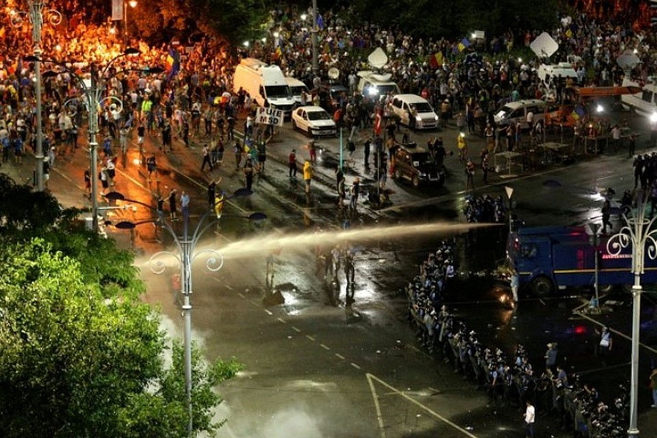В столице Румынии полиция разогнала антиправительственный митинг - более 400 пострадавших - фото 140858