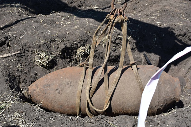 В Днепропетровской области нашли бомбу весом 500 кг - фото 140921