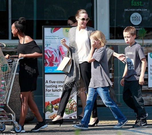 'Больная' Анджелина Джоли устроила шоппинг с детьми - фото 141316