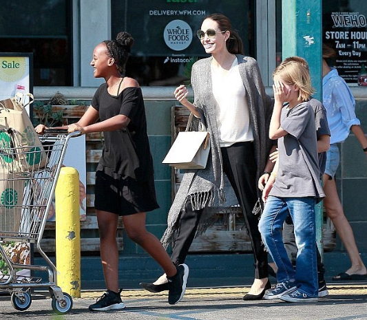 'Больная' Анджелина Джоли устроила шоппинг с детьми - фото 141317
