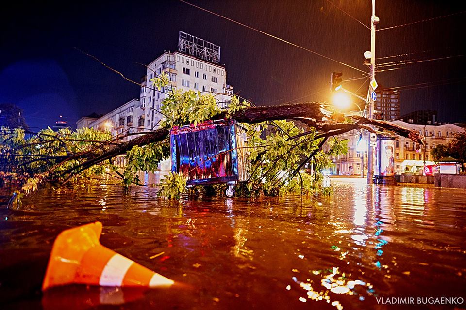 Киевский потоп как искусство: подборка эпичных фото ночной стихии (ФОТО) - фото 141646