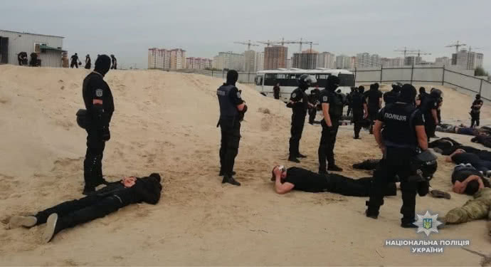 На Осокорках у скандальной застройки полицейские упаковали 40 вооруженных мужчин (ФОТО) - фото 141800