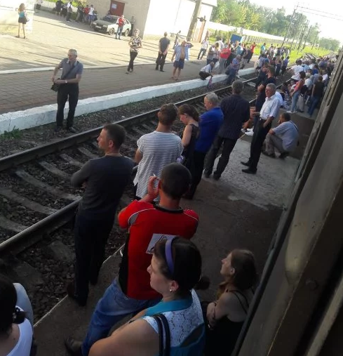 Во Львове недовольные пассажиры традиционно перекрыли железнодорожную станцию - фото 142316