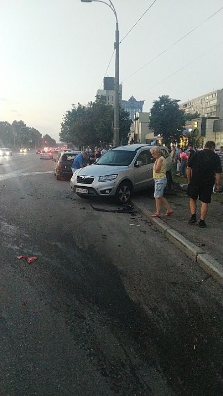 В Киеве BMW на огромной скорости смял четыре машины (ФОТО, ВИДЕО) - фото 142330