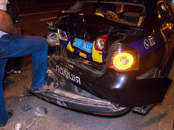 В Киеве маршрутка врезалась в авто с полицейским, есть пострадавший - фото 142786