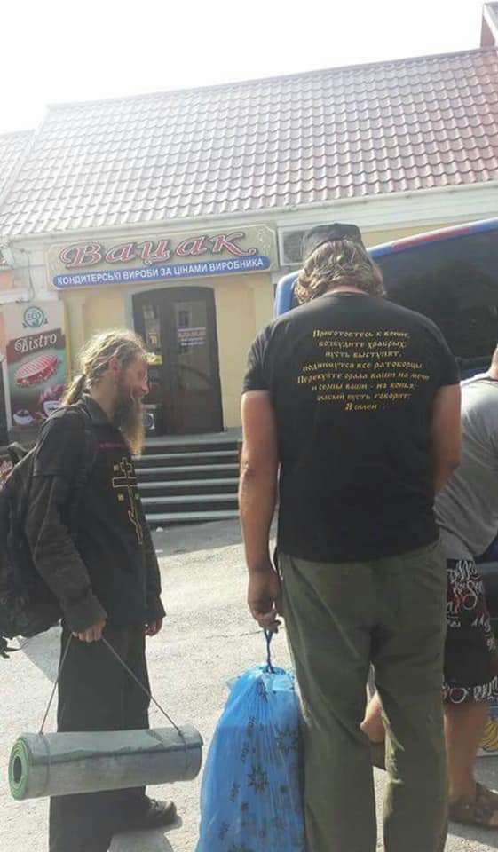 В Почаевской лавре провели крестный ход 'паломники' с футболками 'Приготовьтесь к войне' - фото 143218