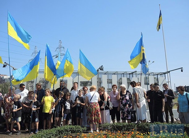 В Киеве на проспекте Шухевича установили знак Троещина (фото) - фото 143435