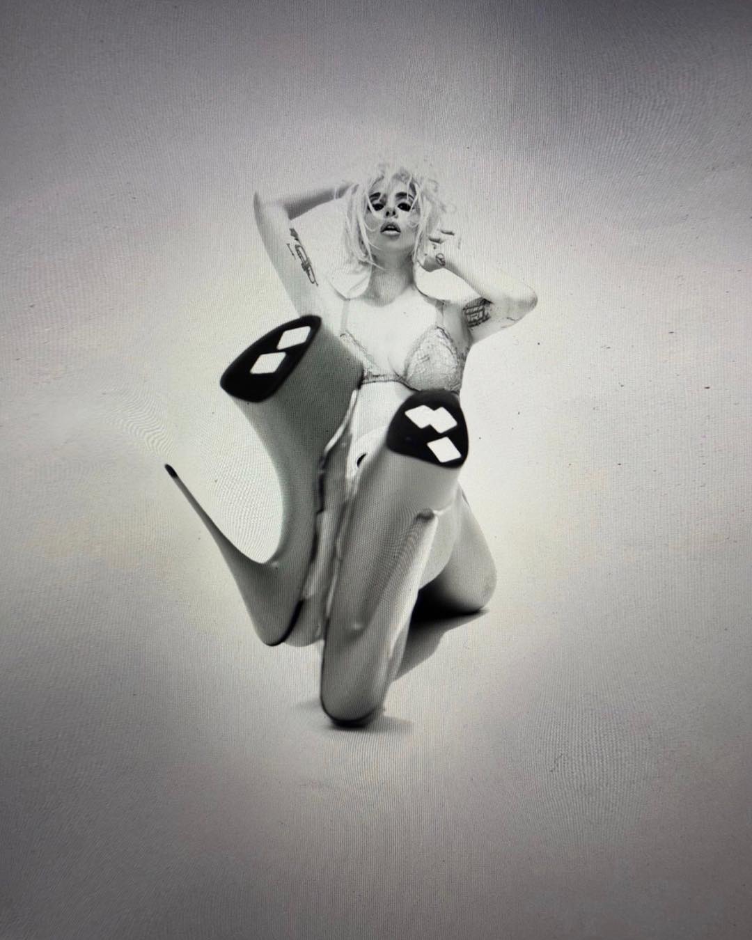 Голая Леди Гага поделилась серией откровенных фото - фото 143698