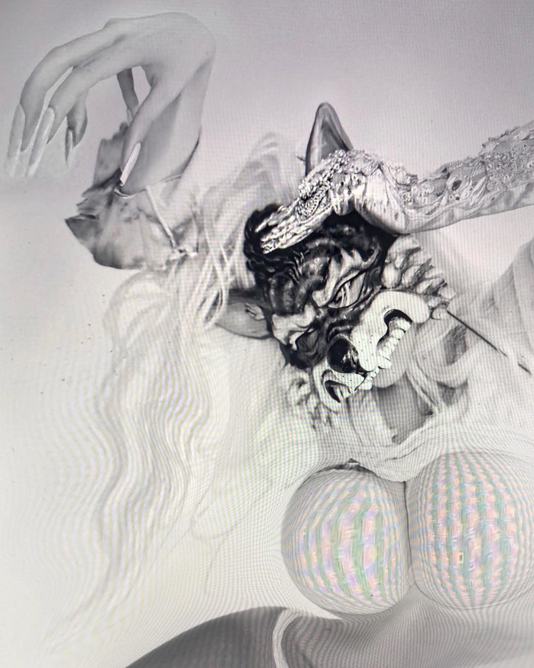 Голая Леди Гага поделилась серией откровенных фото - фото 143699
