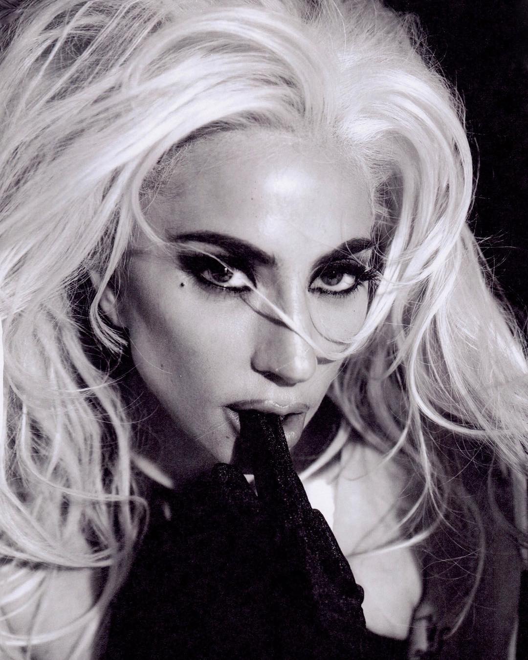 Голая Леди Гага поделилась серией откровенных фото - фото 143702