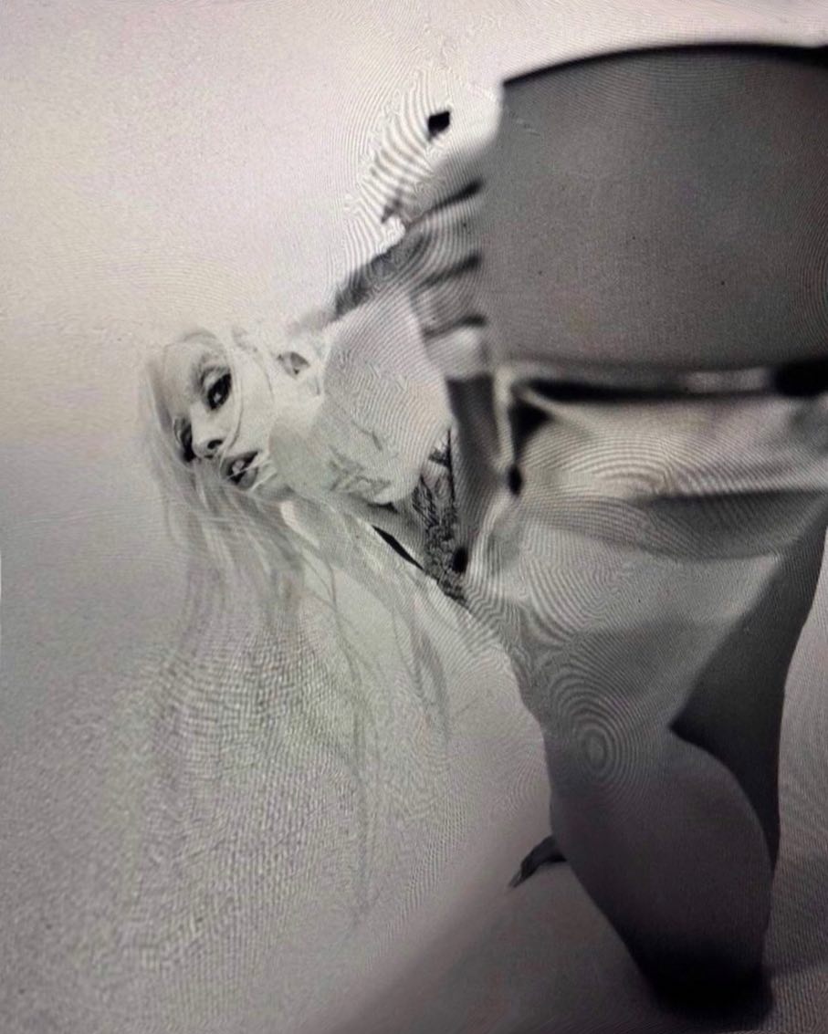Голая Леди Гага поделилась серией откровенных фото - фото 143706