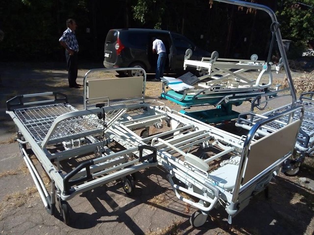 Франция отправила в больницы на Донбассе медоборудование - фото 143725