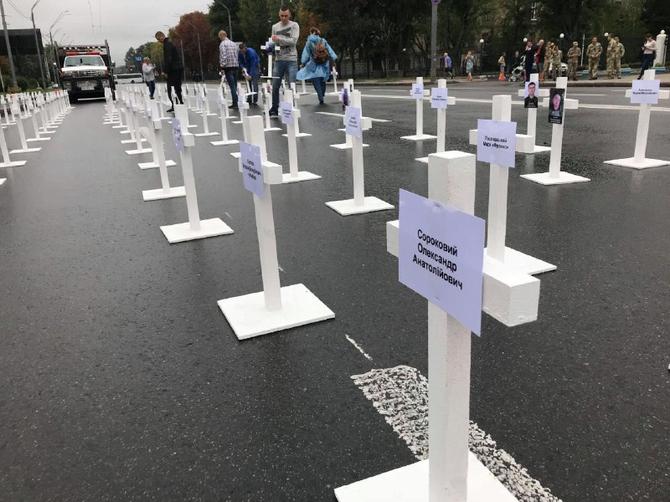 У посольства РФ в Киеве установили кресты с табличками погибших в АТО (ФОТО+ВИДЕО) - фото 143825