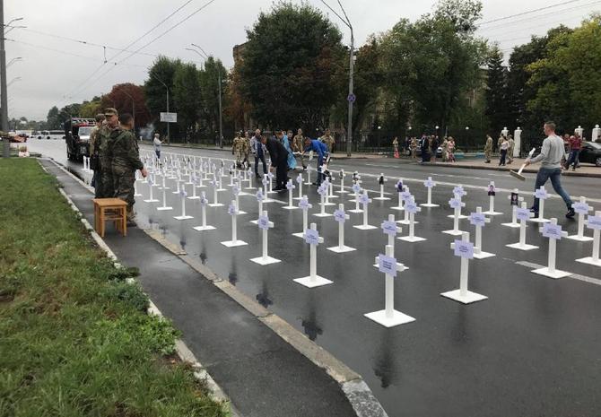 У посольства РФ в Киеве установили кресты с табличками погибших в АТО (ФОТО+ВИДЕО) - фото 143827