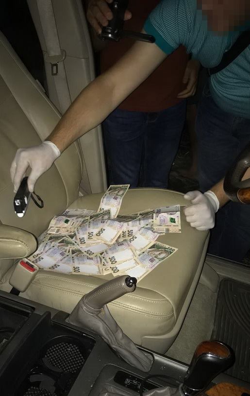 В Днепре майор полиции угрожал подкинуть наркотики, если не получит 100 тысяч гривен ФОТО - фото 143901