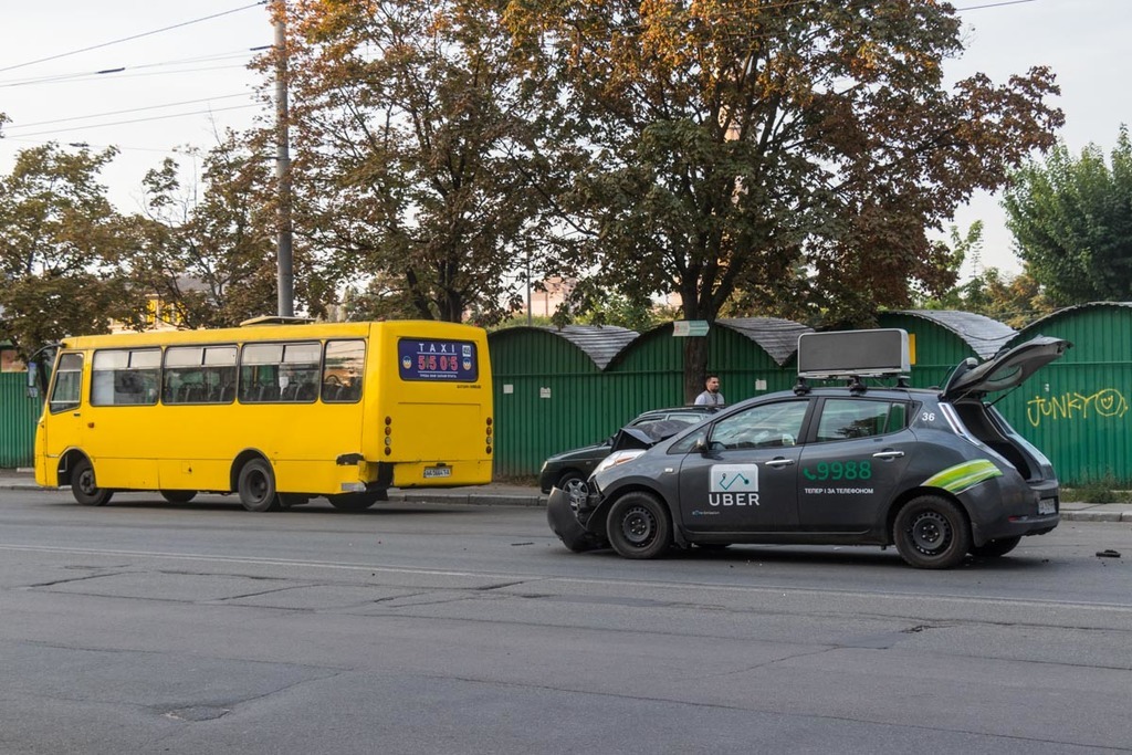 UBER протаранил маршрутку и устроил ДТП в Киеве - фото 144984