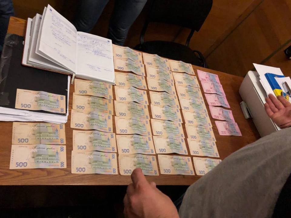 17 тысяч за бесплатную справку: в Киеве задержали полицейских-взяточников (ФОТО) - фото 145911
